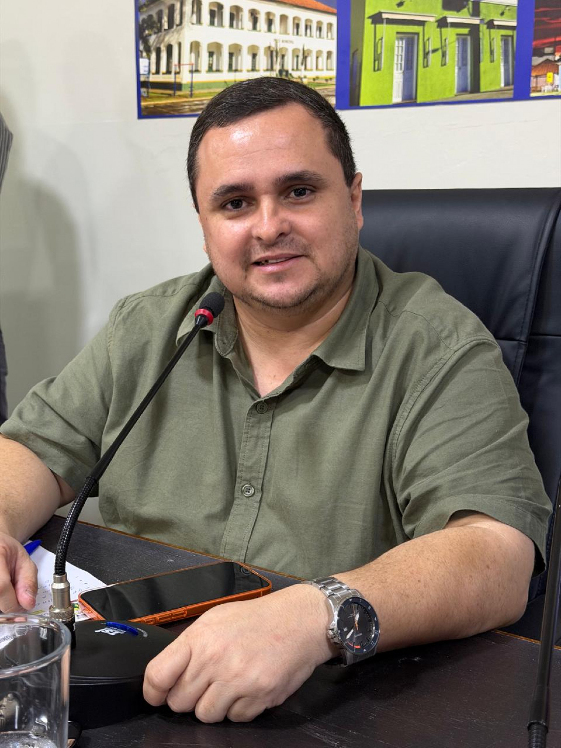 Vereador JT solicita atualiza&ccedil;&atilde;o dos vencimentos, revis&atilde;o do teto salarial e valoriza&ccedil;&atilde;o dos servidores administrativos da rede municipal de ensino.