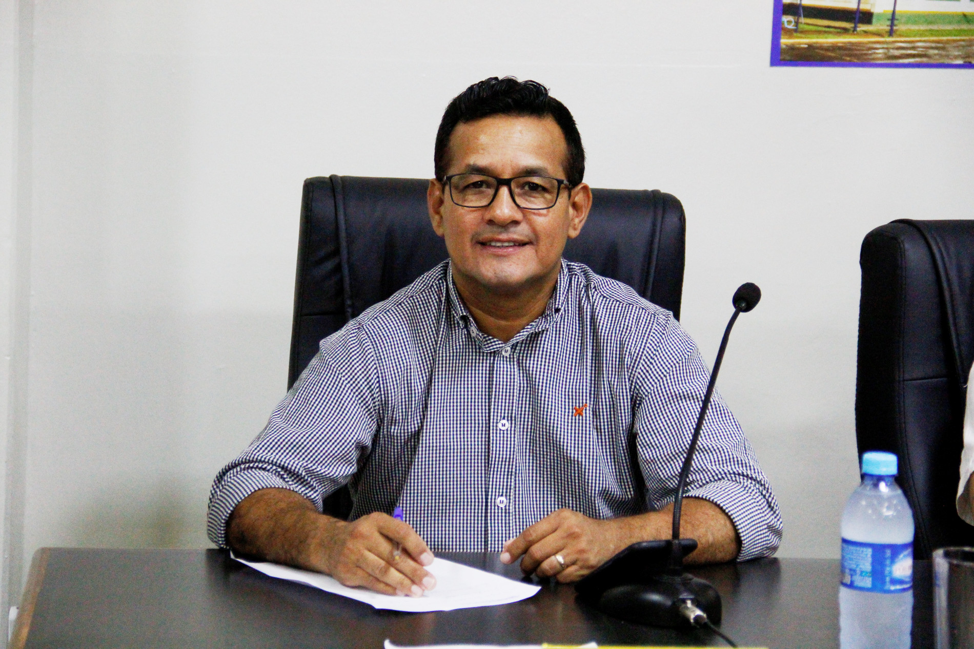 Vereador Fleitas reivindica tapa-buraco na cidade e cascalhamento no Assentamento Caracol