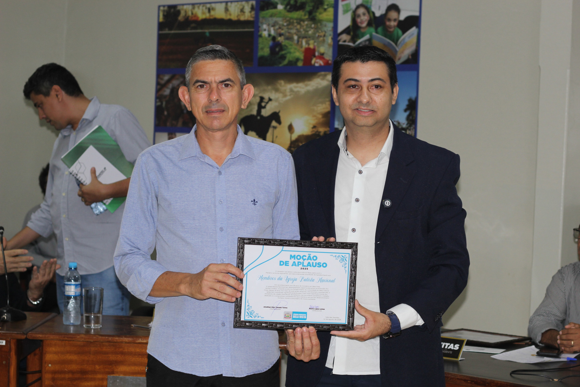 Vereador Fl&aacute;vinho Lopes entrega Mo&ccedil;&atilde;o de Aplausos a Igreja Batista Nacional