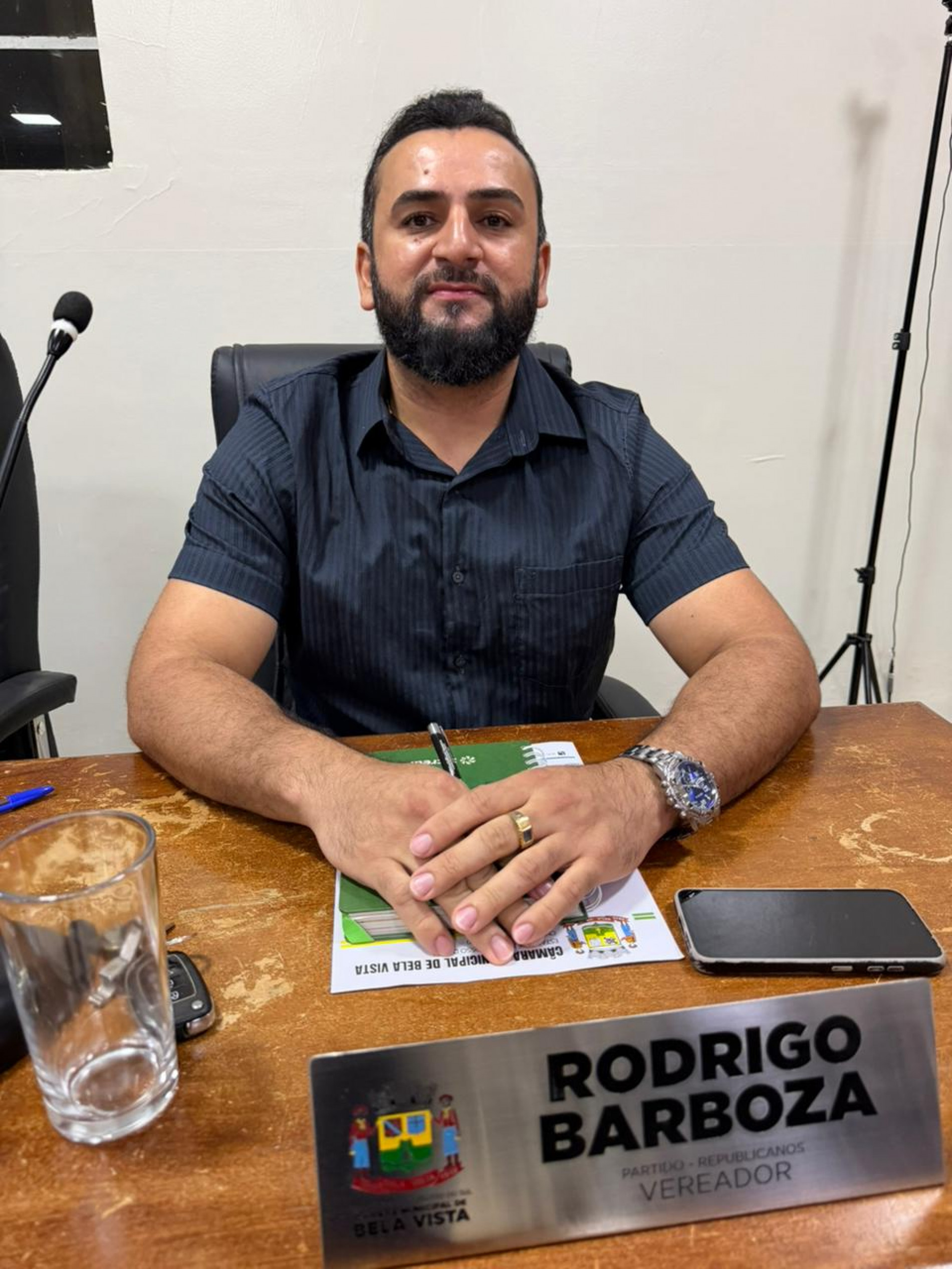 Rodrigo Barboza solicita sinaliza&ccedil;&atilde;o em frente &agrave;s escolas e redutor de velocidade na Pra&ccedil;a do Pa&ccedil;o Municipal